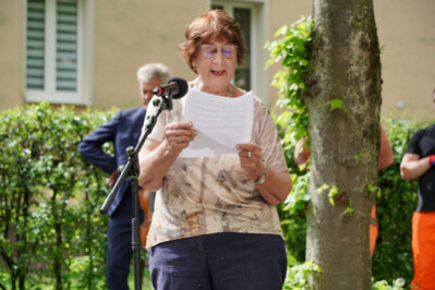 Tana Sachs hält eine Rede.