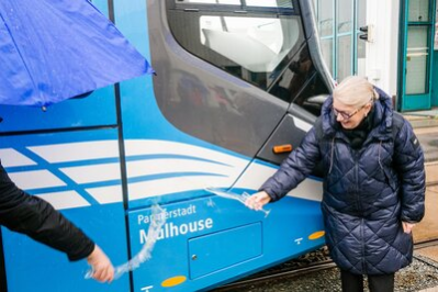 Die Oberbürgermeisterin der Partnerstadt Mulhouse bei der Taufe der Straßenbahn auf den Namen "Mulhouse"