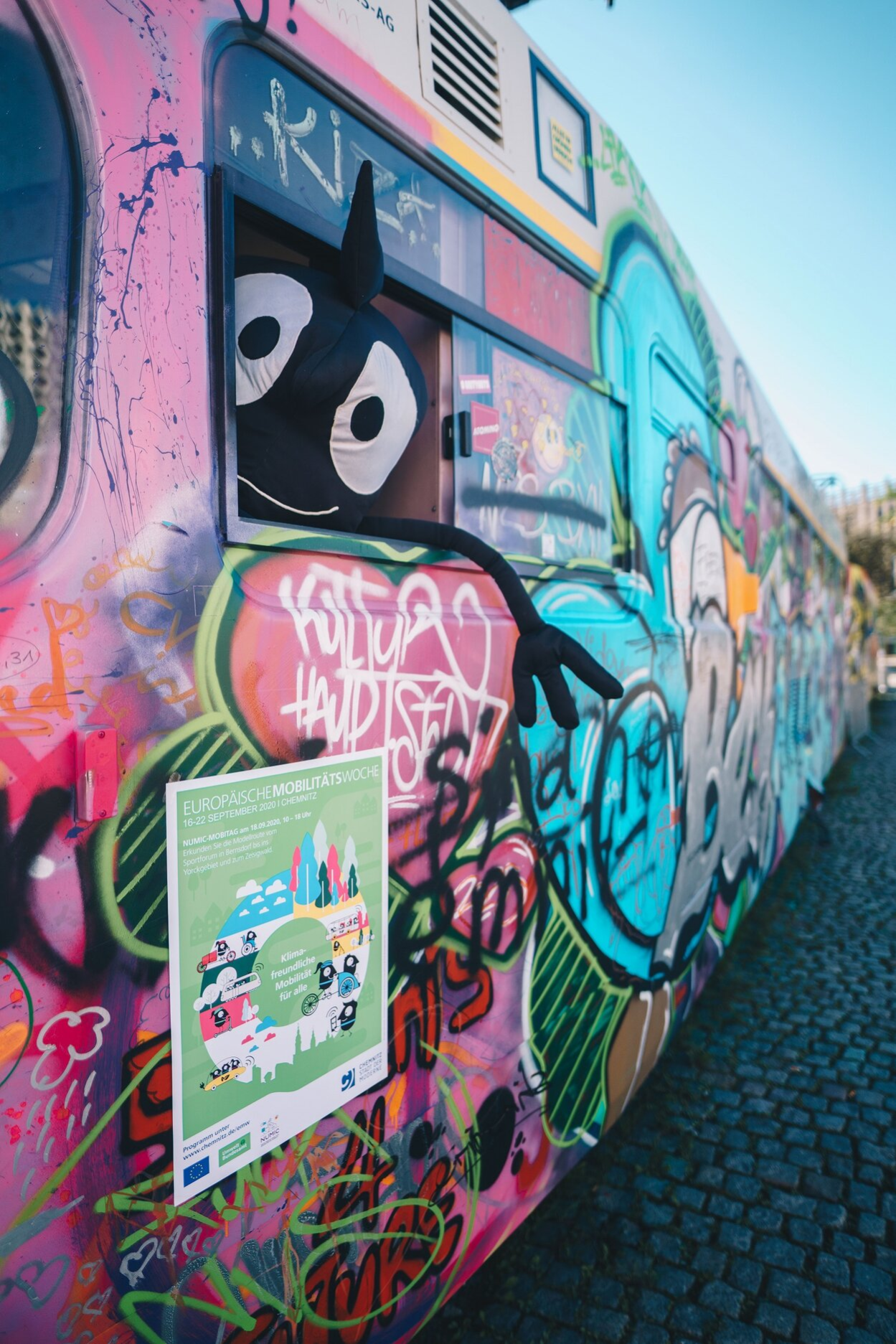 Edgar, das Maskottchen der Europäischen Mobilitätswoche, mit der "Kulturhauptstadt-Tram" im Stadthallenpark