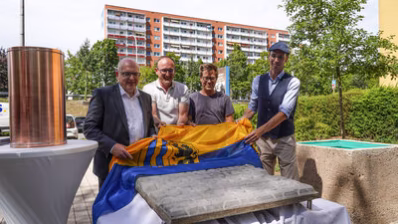 Oberbürgermeister Sven Schulze, Jörg Vieweg, Tim Apfel und Norbert Engst enthüllen restaurierte Schriftplatte zum Grundstein Wohngebiet Fritz Heckert