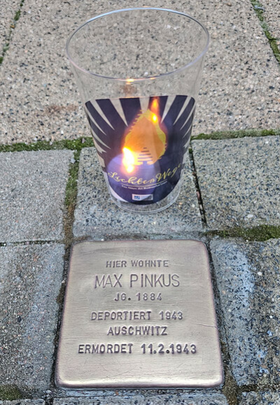 Geputzter und mit Licht versehener Stolperstein für Max Pinkus