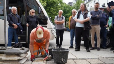 Ein Mitarbeiter des Chemnitzer Bauhofes verlegt die Stolpersteine für Familie Rappel