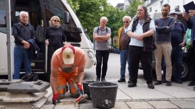 Ein Mitarbeiter des Chemnitzer Bauhofes verlegt die Stolpersteine für Familie Rappel