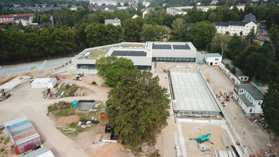 18. August 2024: Das 50-Meter-Außenbecken im Freibadbereich des Bernsdorfer Bades ist bereits entstanden.