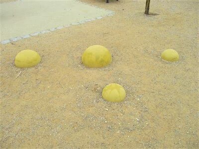 Spielplatz Rüdiger-Alberti-Park, Halbkugeln-Signalgelb