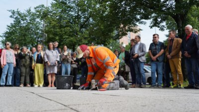 Die Stolpersteine werden von einem Mitarbeitenden des Chemnitzer Bauhofes verlegt
