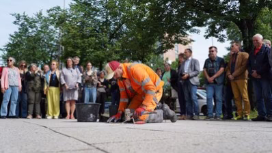 Die Stolpersteine werden von einem Mitarbeitenden des Chemnitzer Bauhofes verlegt