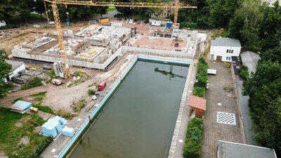 Luftbild vom Stand der Arbeiten am Schwimmsportkomplex