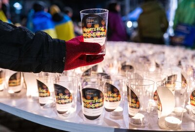 Auf der Friedenskreuz stellten die Chemnitzer:innen Kerzen auf.