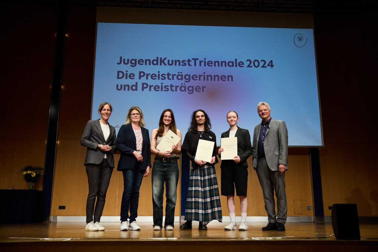 Bei der Preisverleihung (v.l.): Eva Döhla (Oberbürgermeisterin Hof), Katrin Franz (Leiterin Kulturmanagement Chemnitz), Finia Merle Schneider, Maximilian Dotzauer, Lotta Seifert sowie Peter Nürmberger (Kulturamtsleiter Hof).