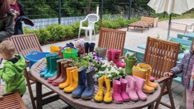 Gummistiefel auf einem Tisch