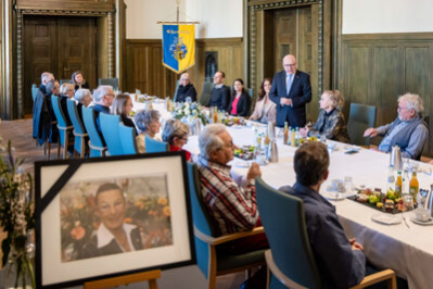 Vor der großen Gala im Eissportzentrum trafen sich Familie und Freunde der verstorbenen Ehrenbürgerin auf Einladung des Oberbürgermeisters im Rathaus zu einem Empfang.