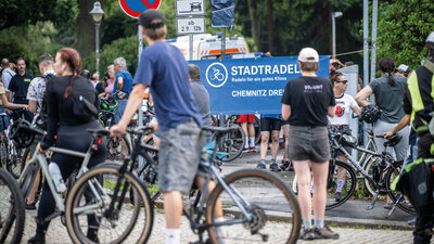Radelnde im Park der Opfer des Faschismus