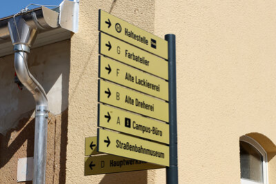 Wegweiser zu verschiedenen Gebäudeteilen des Garagen-Campus Chemnitz.