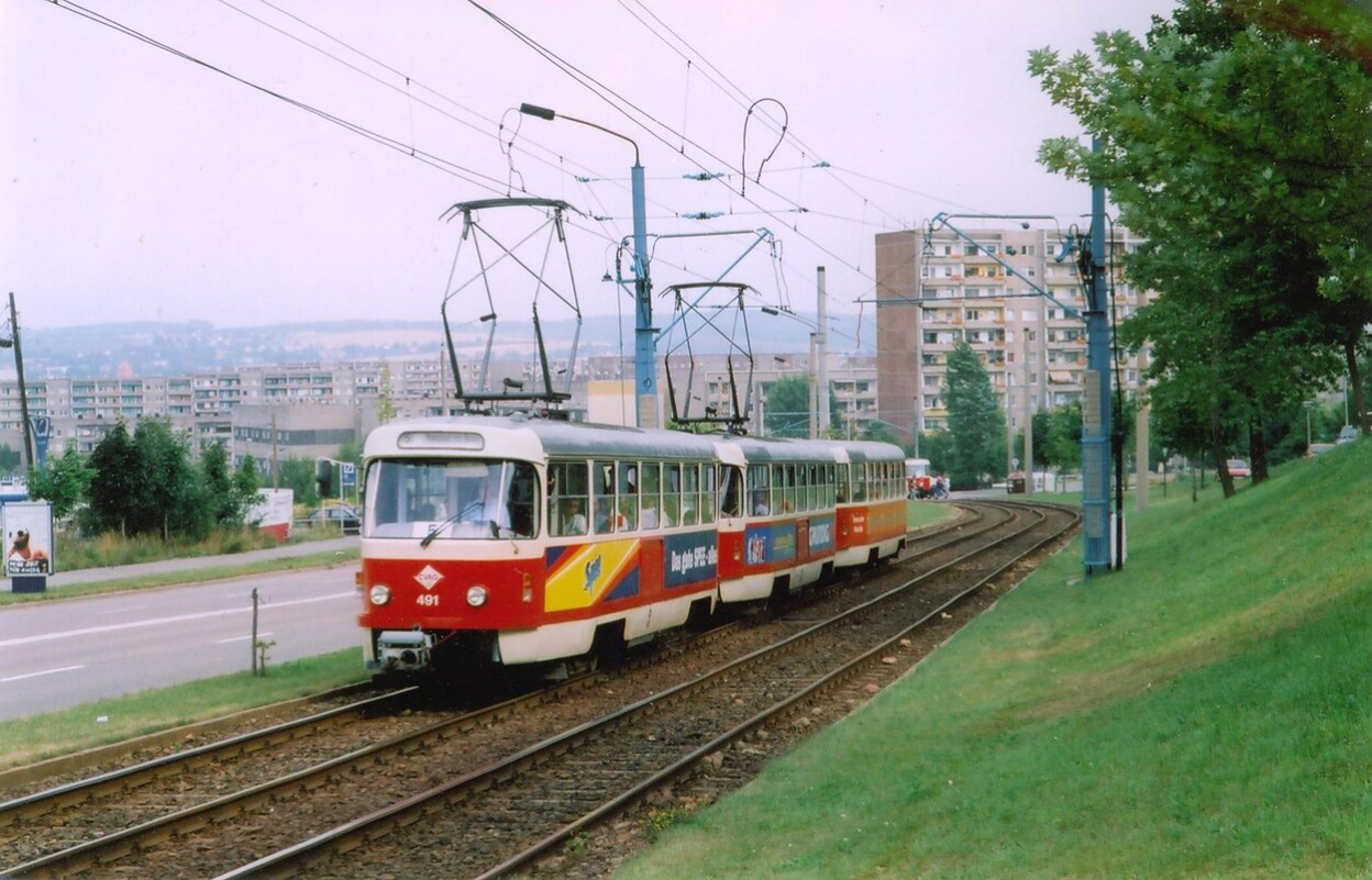 Eine alte Tatra-Bahn fährt die Wladimir-Sagorski-Straße hinauf.
