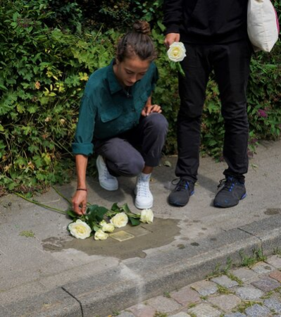 Rosenbeilegung an den Stolperstein von Hedwig Heinke