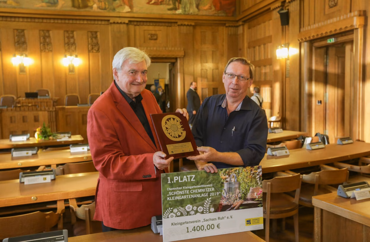 Preisübergabe für die Kleingartenanlage "Sachses Ruh". Zur Auszeichnung wurde er vertreten durch Dr. Wilfried Ulbrich (links) und Rainer Leonhardt.