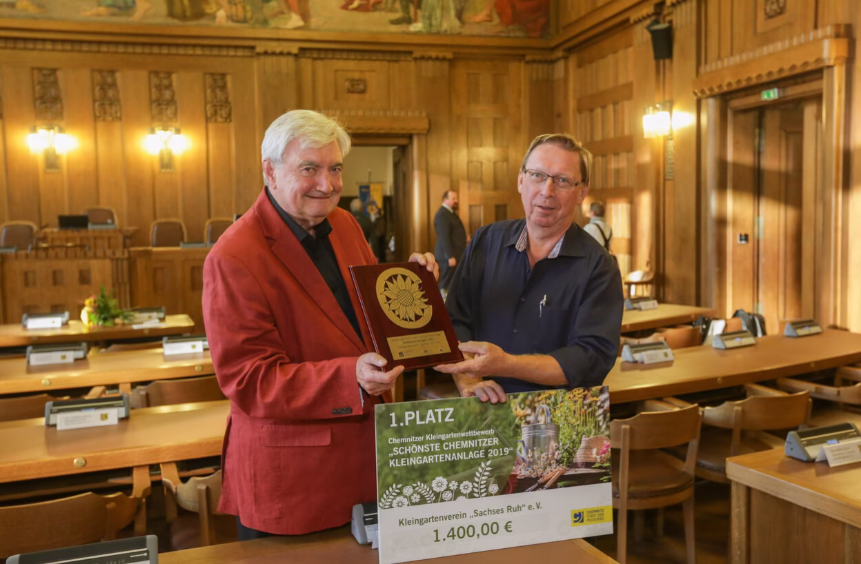 Preisübergabe für die Kleingartenanlage "Sachses Ruh". Zur Auszeichnung wurde er vertreten durch Dr. Wilfried Ulbrich (links) und Rainer Leonhardt.