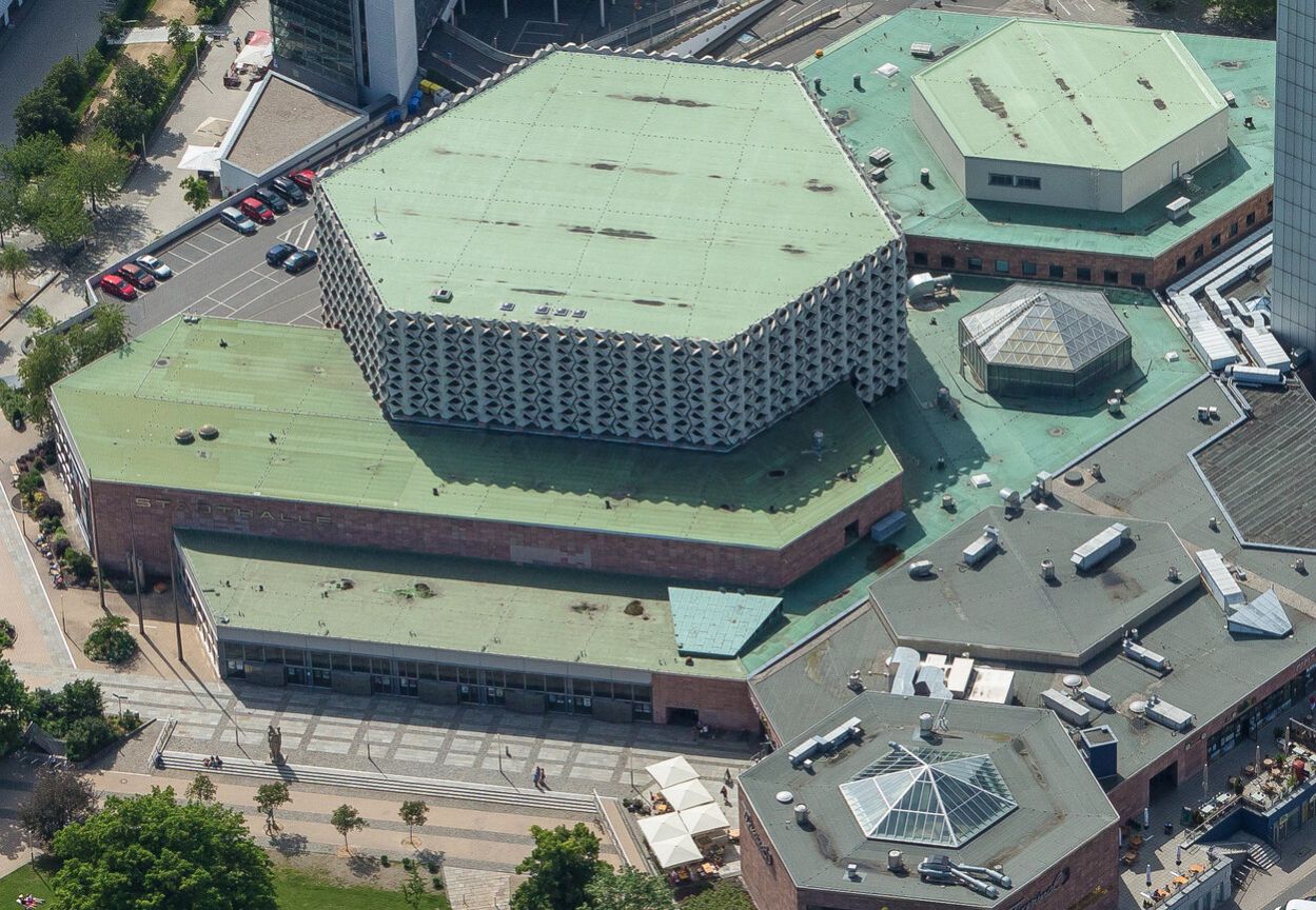 Die Stadthalle von oben.