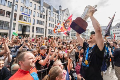 Jonas Richter brachte den Europapokal direkt zu den Fans auf den Markt und feierte mit ihnen gemeinsam.