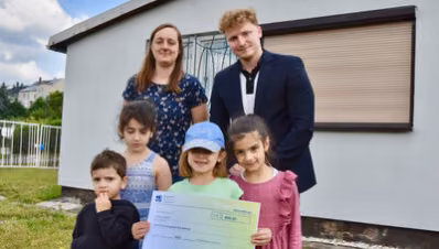 Kinder und eine Betreuerin des Projektes bei der Übergabe des Umweltpreises
