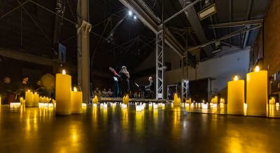 Besucher:innen erleben während der Museumsnacht ein Candle-Light-Konzert im Industriemuseum Chemnitz.