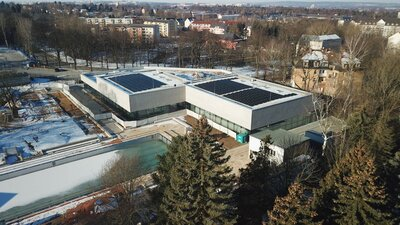 Stand 19. Februar 2025: Im Freibadbereich sind die neuen Schwimmbecken eingebaut und es beginnen die Wiederherstellungsarbeiten der Außenanlage