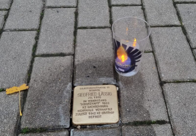 Geputzter Stolperstein für Siegfried Lässig