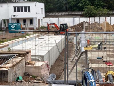 Beim 50-Meter-Becken laufen Tiefbauarbeiten und die ersten Teile werden eingebaut.