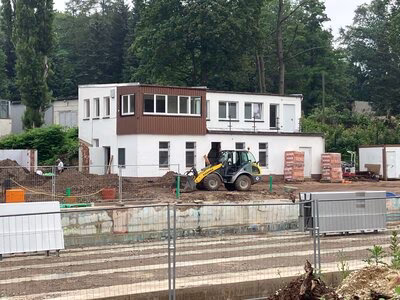 Das Bestandsgebäude des bisherigen Freibads wird saniert.
