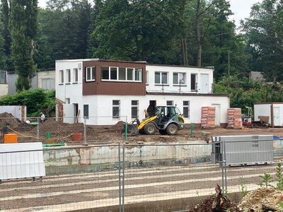 Das Bestandsgebäude des bisherigen Freibads wird saniert.