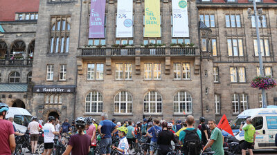Radelnde vor dem Rathaus