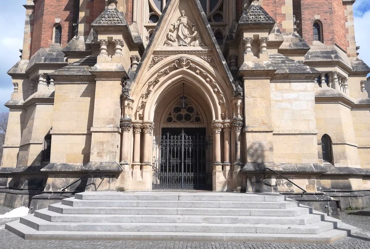 Eingang der St. Petrikirche am Theaterplatz