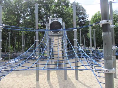 Spielplatz im Park der Opfer des Faschismus, Kletteranlage zur Rutsche
