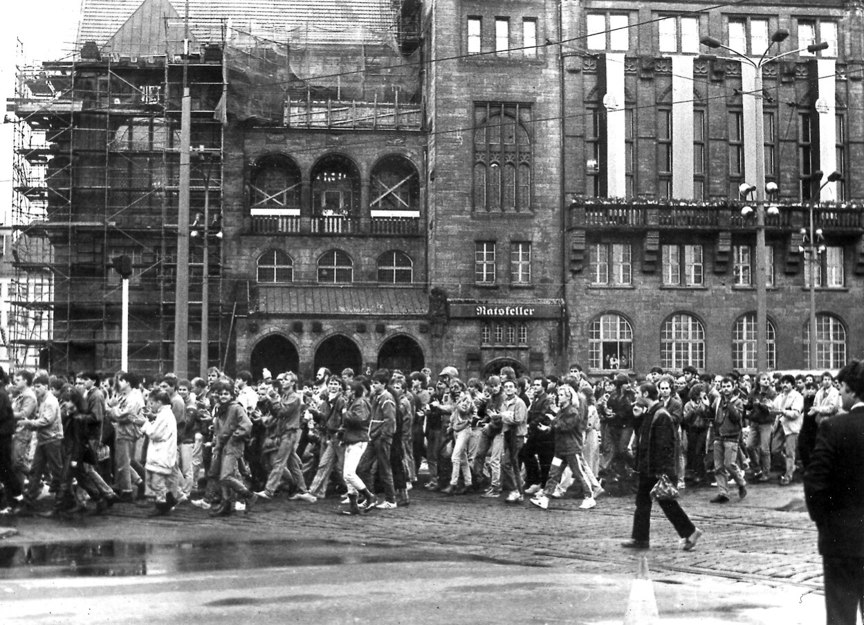 Der Schweigemarsch vom Luxor zur Zentralhaltestelle wurde von Staatssicherheit, Bereitschaftspolizei und Kampfgruppen aufgelöst - die erste Montagsdemonstration in Karl-Marx-Stadt.