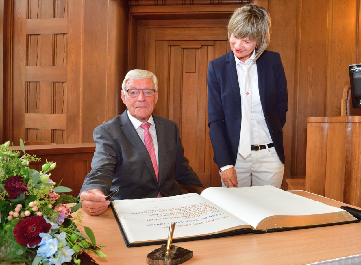 Dr. Eberhard Langer bei der Eintragung ins Goldene Buch der Stadt Chemnitz