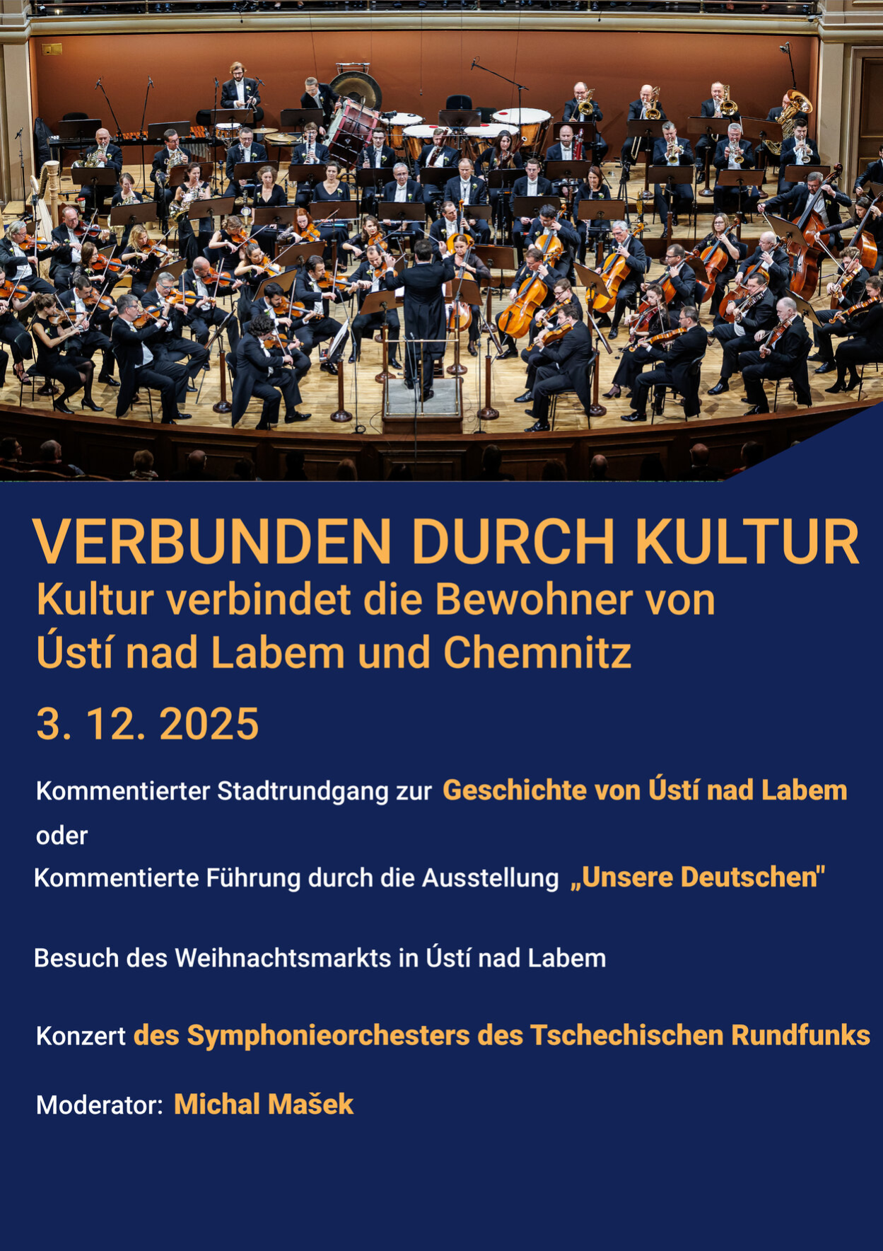 Im Bild ist die Seite 1 des Info-Flyers zu sehen, darauf ist im oberen Drittel ein Orchester beim Konzert abgebildet, darunter ist gelbe und weiße Schrift mit Hinweisen zur Reise auf dunkelblauem Grund abgebildet.