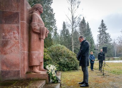 Bürgermeister Ralph Burghart legte im Namen der Stadt Chemnitz eine Kranz am Mahnmal für die Opfer der Bombardierung der Stadt Chemnitz auf dem Städtischen Friedhof nieder.