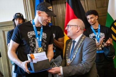 Oberbürgermeister Sven Schulze überreicht dem Kapitän Jonas Richter ein Geschenk der Stadt Chemnitz.