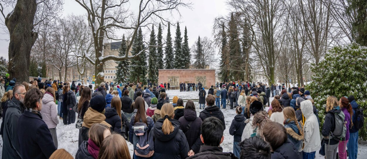 An der Gedenkveranstaltung nahmen Oberbürgermeister Sven Schulze, die Bürgermeister und Bürgermeister, weitere Vertreter:innen der Stadt Chemnitz sowie Stadtratsfraktionen und viele Chemnitzer Bürger:innen aller Altersgruppen teil.