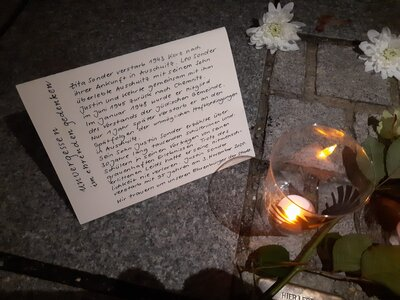 Geputzte Stolpersteine für Familie Sonder