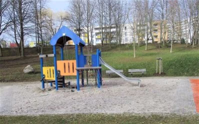 Spielplatz am Harthwald, Klettergerüst mit Rutsche