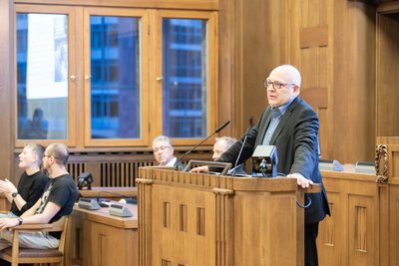 Lord Mayor Sven Schulze during his speech at the lectern in the city council chamber