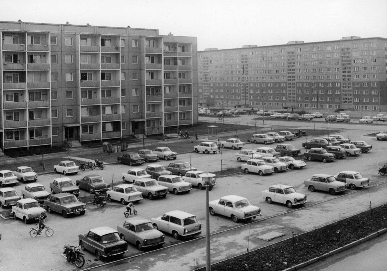 Das Foto aus den 1980er Jahren zeigt einen großen Parkplatz an der Dr.-Salvador-Allende-Straße mit vielen Stellflächen.