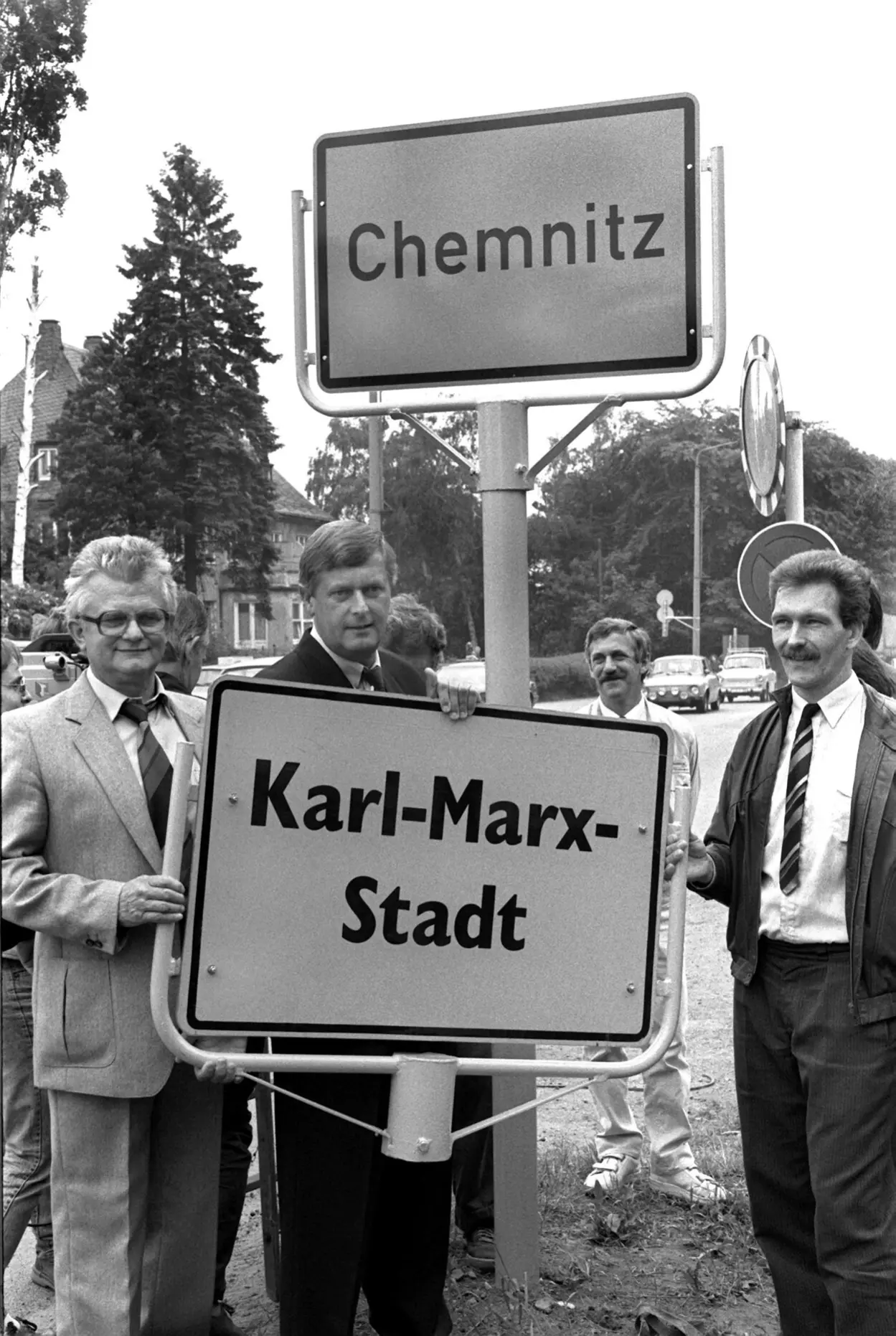Die Ortsschilder mit dem "neuen" Namen der Stadt werden installiert.