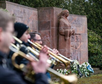 Chemnitzer:innen gedachten auf dem Städtischen Friedhof der Opfer der Bombardierung vor 78 Jahren.