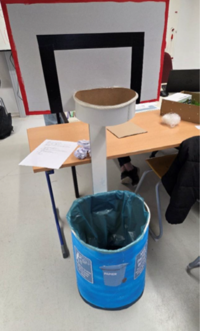 Müllereimer wurden kreativ umgestaltet.