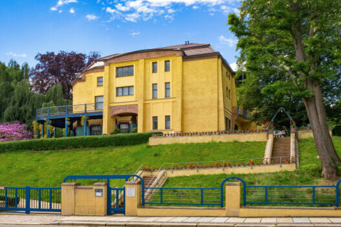 Schauseite der Villa Esche, 2020