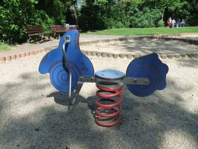 Spielplatz Bahnhof Hilbersdorf, Federwippe