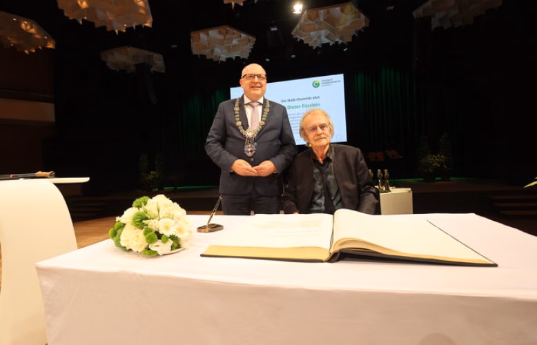 Dr Dieter Füsslein honoured with an entry in the town’s Golden Book